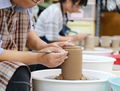 大学生在宿舍使用学习通app完成视频课程学习，手机屏幕显示超星平台课程界面，绿色调专注氛围